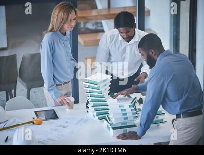 L'architecture, la collaboration et la planification avec un architecte, un ingénieur et un constructeur réunion et discuter de la conception ou du modèle de bâtiment 3D. Travail d'équipe et desi Banque D'Images