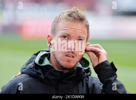 Augsbourg. 17th septembre 2022. L'entraîneur-chef du Bayern Munich, Julian Nagelsmann, est vu avant le match de football allemand de la première division Bundesliga entre le FC Augsburg et le Bayern Munich à Augsburg, Allemagne, le 17 septembre 2022. Credit: Philippe Ruiz/Xinhua/Alay Live News Banque D'Images