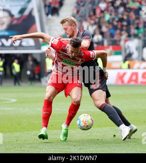 Augsbourg. 17th septembre 2022. Matthijs de Ligt (R) du Bayern Munich vies avec Mergim Berisha d'Augsbourg lors du match de football allemand de première division Bundesliga entre le FC Augsburg et le Bayern Munich à Augsburg, Allemagne, 17 septembre 2022. Credit: Philippe Ruiz/Xinhua/Alay Live News Banque D'Images
