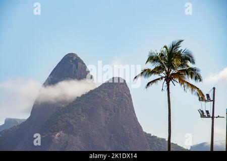 Two Hill Brother vue de la plage d'Ipanema à Rio de Janeiro. Banque D'Images