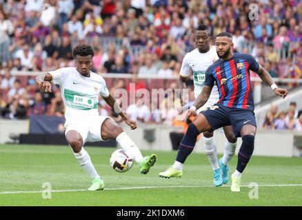 Sabadell, Barcelone, Espagne. 17th septembre 2022. Barcelone Espagne 17.09.2022 Memphis Depay (FC Barcelone) et John Chetauya (Elche CF) se battent pour le ballon pendant la Liga Santander entre le FC Barcelone et Elche CF au Camp Nou le 17 septembre 2022 à Barcelone. (Image de crédit : © Xavi Urgeles/ZUMA Press Wire) Banque D'Images