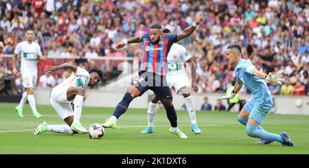 Sabadell, Barcelone, Espagne. 17th septembre 2022. Barcelone Espagne 17.09.2022 Memphis Depay (FC Barcelone), John Chetauya (Elche CF) et Edgar Badia (Elche CF) se battent pour le bal pendant la Liga Santander entre le FC Barcelone et Elche CF au Camp Nou le 17 septembre 2022 à Barcelone. (Image de crédit : © Xavi Urgeles/ZUMA Press Wire) Banque D'Images