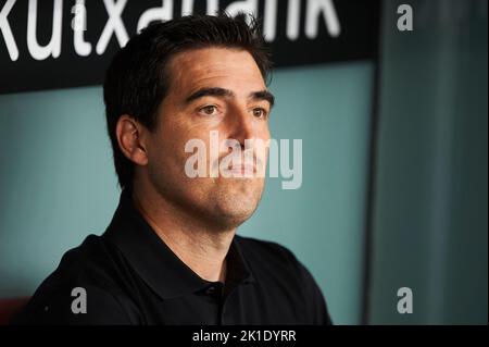 Ráro Vallecano entraîneur-chef Andoni Iraola pendant le match de la Liga entre le Club athlétique et Rayo Vallecano a joué au stade San Mames sur 17 septembre 2022 à Bilbao, en Espagne. (Photo de Cesar Ortiz / PRESSIN) Banque D'Images