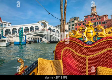 Gondola ornée de détails dans le grand coin du canal du Rialto à la journée ensoleillée, Venise, Italie Banque D'Images