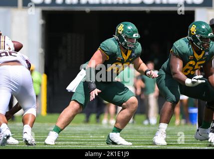 Waco, Texas, États-Unis. 17th septembre 2022. Baylor porte un joueur offensif Jacob Gall (66) va bloquer un joueur pendant la moitié 2nd du match de football NCAA entre les Bobcats de l'État du Texas et les Baylor Bears au stade McLane de Waco, Texas. Matthew Lynch/CSM/Alamy Live News Banque D'Images