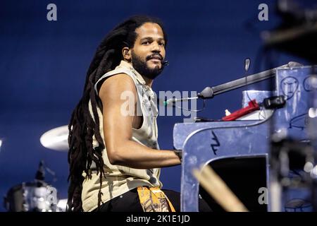 Milan, Italie. 17th septembre 2022. Paul Beaubrun du groupe de rock indépendant canadien Arcade Fire se produit lors d'un concert au Forum Mediolanum. Tous les albums studio du groupe ont reçu des nominations pour le meilleur album de musique alternative aux Grammy Awards. Les funérailles sont largement considérées par les critiques de musique comme l'un des plus grands albums du 2000s. Crédit : SOPA Images Limited/Alamy Live News Banque D'Images