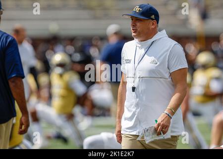 Atlanta, Géorgie. 17th septembre 2022. Geoff Collins, entraîneur en chef de Georgia Tech, avant le match de football de la NCAA avec les Georgia Tech Yellow Jackets et les Ole Miss Rebels, a joué au Bobby Dodd Stadium sur le campus de Georgia Tech à Atlanta, en Géorgie. OLE Miss ferme les vestes jaunes, 42-0. Cecil Copeland/CSM/Alay Live News Banque D'Images