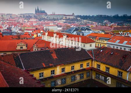 Au-dessus des tours et des dômes médiévaux de la vieille ville de Prague le soir, en tchèque Banque D'Images