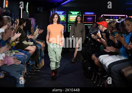 JW ANDERSON SS23 piste pendant la semaine de la mode de Londres le 2022 septembre - Londres, Royaume-Uni. 17/09/2022 Banque D'Images