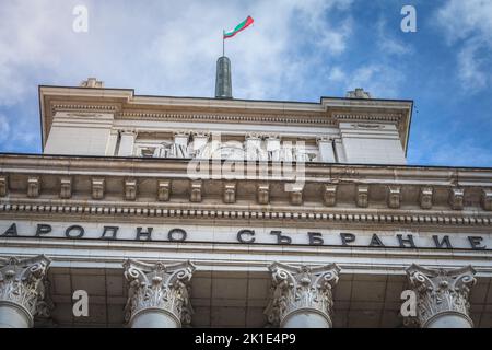 Parlement national de Bulgarie à Sofia capitale avec drapeau bulgare Banque D'Images