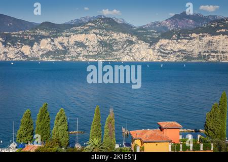 Au-dessus de la côte du lac de Garde à Malcesine, dans le nord de l'Italie Banque D'Images