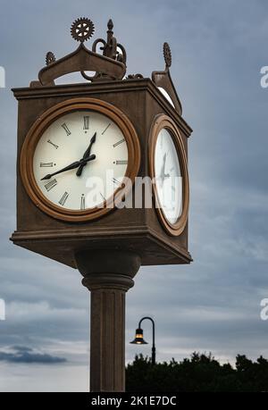 Horloge sur une rue dans le centre-ville d'une ville de White Rock en Colombie-Britannique. Horloge sur le parc de la ville. Copier l'espace pour votre texte, personne, sélectif f Banque D'Images