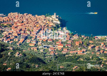 Idyllique lac de Garde au-dessus de la vieille ville de Malcesine avec bateau, alpes italiennes Banque D'Images