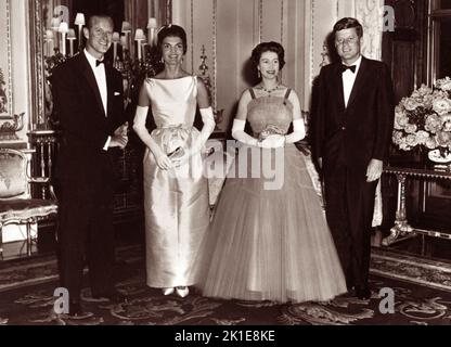 Portrait de groupe avec (de gauche à droite) le prince Philip, le duc d'Édimbourg, Jacqueline Kennedy, la reine Elizabeth II et le président américain John F. Kennedy au palais de Buckingham sur 5 juin 1961. Banque D'Images