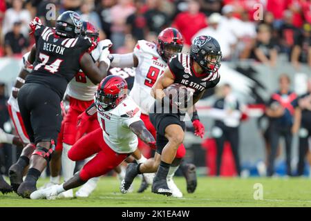 Raleigh, Caroline du Nord, États-Unis. 17th septembre 2022. North Carolina State Wolfpack en arrière Jordan Houston (3) porte le ballon pendant le match de football NCAA entre les Texas Tech Red Raiders et le North Carolina State Wolfpack au carter-Finley Stadium à Raleigh, en Caroline du Nord. Greg Atkins/CSM/Alamy Live News Banque D'Images