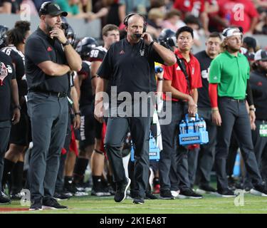 Raleigh, Caroline du Nord, États-Unis. 17th septembre 2022. Dave Doeren, entraîneur-chef de Wolfpack de l'État de Caroline du Nord, lors du match de football NCAA entre les Red Raiders de Texas Tech et le Wolfpack de l'État de Caroline du Nord au stade carter-Finley à Raleigh, en Caroline du Nord. Greg Atkins/CSM/Alamy Live News Banque D'Images