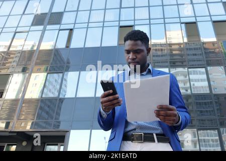 Black Realtor vérifie le contrat d'achat et de vente d'appartement Banque D'Images