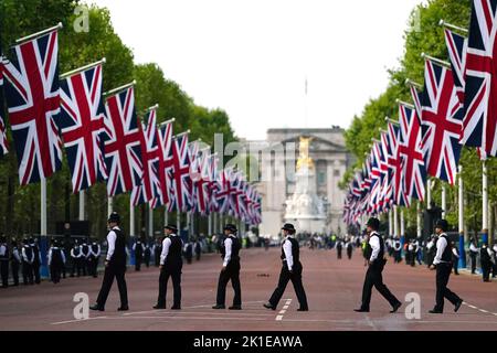 Photo du dossier datée du 14/09/22 des policiers du Mall, dans le centre de Londres. Le jour des funérailles de la Reine marque le point culminant de ce qui est considéré comme la plus grande opération de sécurité que le Royaume-Uni ait jamais vu. Les foules immenses, les royalties et une longue liste de dirigeants du monde ainsi que d'autres dignitaires devront tous être gardés en sécurité dans le cadre du travail colossal auquel font face des milliers d'officiers de police. Date de publication : lundi 19 septembre 2022. Banque D'Images