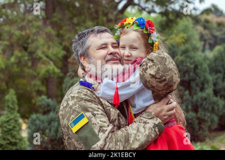 La rencontre tant attendue d'une fille ukrainienne avec son père dans l'armée. Banque D'Images