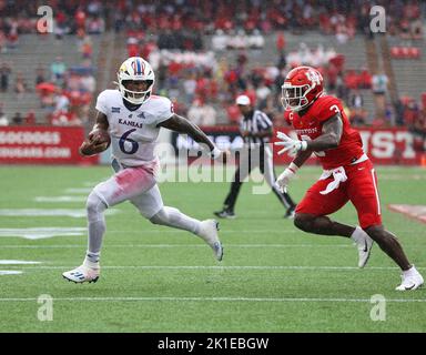 17 septembre 2022: Houston, Texas, Etats-Unis: Le quarterback du Kansas JALON DANIELS (6) porte le ballon pour un touchdown de 12 yards pendant un match de football universitaire NCAA entre Houston et le Kansas. (Image de crédit : © Scott Coleman/ZUMA Press Wire) Banque D'Images