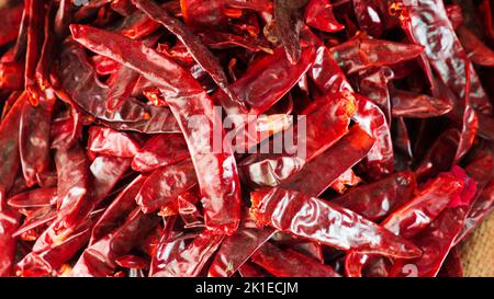 Pile de piments rouges séchés. Tas de piment rouge séché sur le marché de rue. Banque D'Images