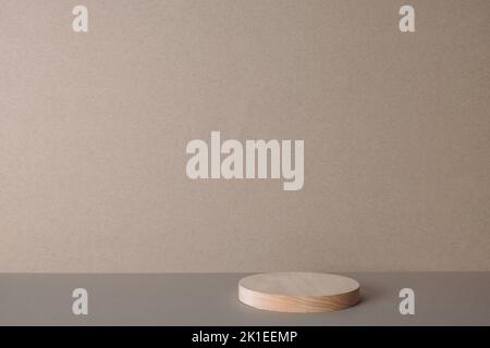 Scène minimale abstraite avec formes géométriques. Podium cylindrique en bois. Présentation du produit, maquette, présentation du produit cosmétique, podium, socle de scène o Banque D'Images