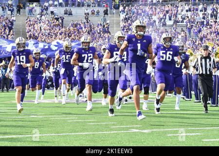 Seattle, WA, États-Unis. 17th septembre 2022. Rome Odunze, grand receveur des Huskies de Washington (1), dirige l'équipe avant le match de football de la NCAA entre les Huskies de Washington et les Spartans de l'État du Michigan au stade Husky de Seattle, en Australie occidentale. Washington défait l'État du Michigan de 39 à 28. Steve Faber/CSM/Alamy Live News Banque D'Images