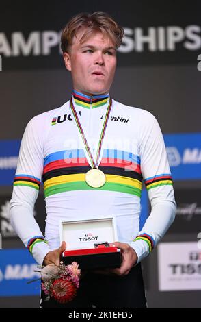 Wollongong, Australie. 18th septembre 2022. Norwegian Tobias Foss célèbre sur le podium de l'épreuve individuelle d'élite masculine aux Championnats du monde de route UCI Cycling 2022, à Wollongong, Australie, le dimanche 18 septembre 2022. Les mondes se déroulent du 18 au 25 septembre. BELGA PHOTO DIRK WAEM crédit: Belga News Agency/Alay Live News Banque D'Images