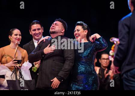 Buenos Aires, Argentine. 17th septembre 2022. Sebastian Bolivar et Cynthia Palacios célèbrent après avoir remporté la catégorie salon du Championnat du monde de Tango dans l'Obélisque de Buenos Aires. (Photo de Manuel Cortina/SOPA Images/Sipa USA) crédit: SIPA USA/Alay Live News Banque D'Images