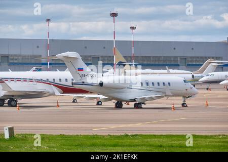 Moscou, Russie - 30 mai 2021 : Bombardier Challenger 300 RA-67221 Président Compagnie aérienne Jet debout à l'aéroport de Vnukovo Banque D'Images