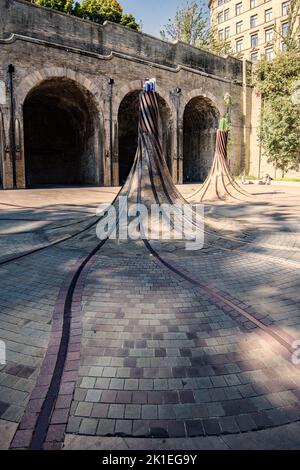 Fibers, une sculpture spécifique au site de la place St Blaise, à proximité de la gare de Forster Square, des anciennes lignes de chemin de fer, des piliers curvilignes et des optiques. Banque D'Images