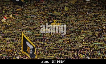 DORTMUND, ALLEMAGNE - SEPTEMBRE 17 : fans de Borussia Dortmund lors du match de Bundesliga entre Borussia Dortmund et le FC Schalke 04 au parc signal Iduna sur 17 septembre 2022 à Dortmund, Allemagne (photo de Marcel ter Bals/Orange Pictures) Banque D'Images