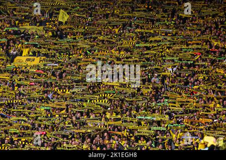 DORTMUND, ALLEMAGNE - SEPTEMBRE 17 : fans de Borussia Dortmund lors du match de Bundesliga entre Borussia Dortmund et le FC Schalke 04 au parc signal Iduna sur 17 septembre 2022 à Dortmund, Allemagne (photo de Marcel ter Bals/Orange Pictures) Banque D'Images