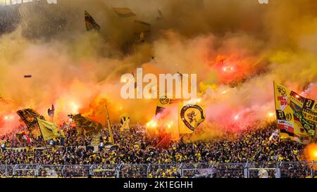 DORTMUND, ALLEMAGNE - SEPTEMBRE 17 : fans de Borussia Dortmund lors du match de Bundesliga entre Borussia Dortmund et le FC Schalke 04 au parc signal Iduna sur 17 septembre 2022 à Dortmund, Allemagne (photo de Marcel ter Bals/Orange Pictures) Banque D'Images