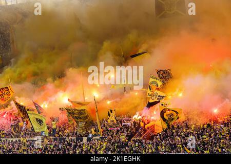 DORTMUND, ALLEMAGNE - SEPTEMBRE 17 : fans de Borussia Dortmund lors du match de Bundesliga entre Borussia Dortmund et le FC Schalke 04 au parc signal Iduna sur 17 septembre 2022 à Dortmund, Allemagne (photo de Marcel ter Bals/Orange Pictures) Banque D'Images