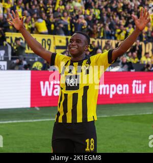 DORTMUND, ALLEMAGNE - SEPTEMBRE 17 : Youssoufa Moukoko de Borussia Dortmund pendant le match Bundesliga entre Borussia Dortmund et le FC Schalke 04 au parc signal Iduna sur 17 septembre 2022 à Dortmund, Allemagne (photo de Marcel ter Bals/Orange Pictures) Banque D'Images