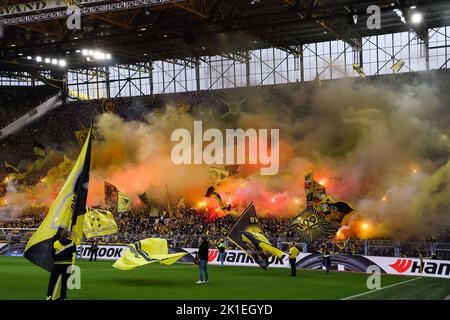 DORTMUND, ALLEMAGNE - SEPTEMBRE 17 : fans de Borussia Dortmund lors du match de Bundesliga entre Borussia Dortmund et le FC Schalke 04 au parc signal Iduna sur 17 septembre 2022 à Dortmund, Allemagne (photo de Marcel ter Bals/Orange Pictures) Banque D'Images