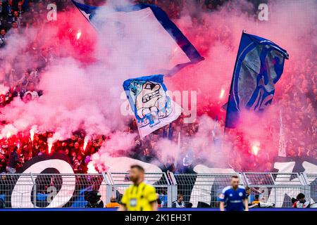 DORTMUND, ALLEMAGNE - SEPTEMBRE 17 : fans de Schalke 04 lors du match de Bundesliga entre Borussia Dortmund et FC Schalke 04 au parc signal Iduna sur 17 septembre 2022 à Dortmund, Allemagne (photo de Marcel ter Bals/Orange Pictures) Banque D'Images