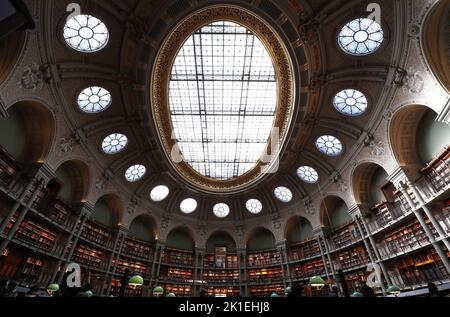 Paris, France. 17th septembre 2022. Les gens visitent la salle ovale de la Bibliothèque nationale de Richelieu à Paris, France, le 17 septembre 2022. Après 12 ans de rénovation, le site Richelieu de la Bibliothèque nationale française a rouvert ses portes au public le samedi, premier jour des Journées annuelles du patrimoine européen. Credit: Gao Jing/Xinhua/Alamy Live News Banque D'Images