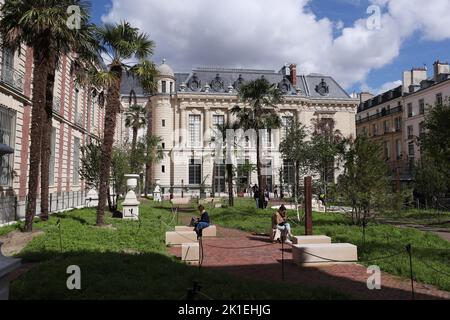 Paris, France. 17th septembre 2022. Les gens visitent la Bibliothèque nationale française du Richelieu à Paris, France, le 17 septembre 2022. Après 12 ans de rénovation, le site Richelieu de la Bibliothèque nationale française a rouvert ses portes au public le samedi, premier jour des Journées annuelles du patrimoine européen. Credit: Gao Jing/Xinhua/Alamy Live News Banque D'Images