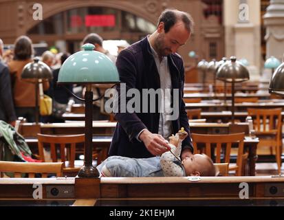 Paris, France. 17th septembre 2022. Un homme tend son bébé à la Bibliothèque nationale française du Richelieu à Paris, en France, le 17 septembre 2022. Après 12 ans de rénovation, le site Richelieu de la Bibliothèque nationale française a rouvert ses portes au public le samedi, premier jour des Journées annuelles du patrimoine européen. Credit: Gao Jing/Xinhua/Alamy Live News Banque D'Images