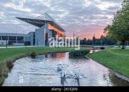 BlackRock, Cork, Irlande. 18th septembre 2022. Les cygnes flottent leurs ailes alors que l'aube commence à se briser près de Páirc Uí Chaoimh sur la marina de Cork, en Irlande. - Crédit; David Creedon / Alamy Live News Banque D'Images