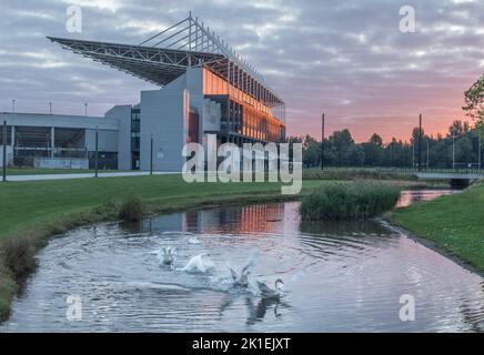 BlackRock, Cork, Irlande. 18th septembre 2022. Les cygnes flottent leurs ailes alors que l'aube commence à se briser près de Páirc Uí Chaoimh sur la marina de Cork, en Irlande. - Crédit; David Creedon / Alamy Live News Banque D'Images