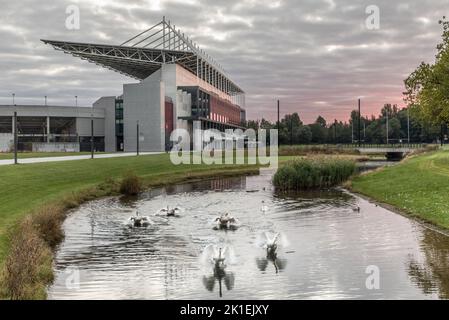 BlackRock, Cork, Irlande. 18th septembre 2022. Les cygnes flottent leurs ailes alors que l'aube commence à se briser près de Páirc Uí Chaoimh sur la marina de Cork, en Irlande. - Crédit; David Creedon / Alamy Live News Banque D'Images