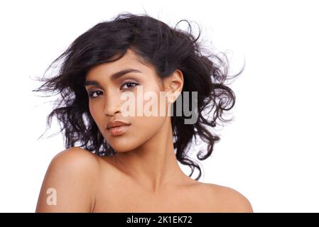 La peau est parfaitement claire. Photo en studio d'une belle jeune femme avec une peau parfaite isolée sur blanc. Banque D'Images