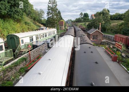Trains à vapeur dans la gare sur le chemin de fer North York Moors à Goathland Banque D'Images