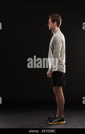 Mettre sa forme physique en marche. Photo en studio d'un jeune homme beau dans les vêtements de sport. Banque D'Images