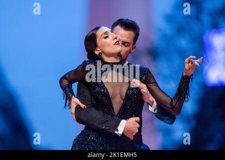 Buenos Aires, Argentine. 17th septembre 2022. Julio Seffino et Carla Dominguez de l'Argentine dansent tout en participant à la finale de la catégorie de scène lors du Championnat du monde de Tango à l'Obélisque de Buenos Aires. Crédit : SOPA Images Limited/Alamy Live News Banque D'Images