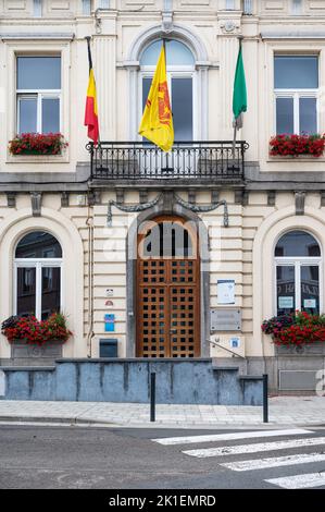 Seneffe, région de Wallon, Belgique, 08 01 2022 - façade et drapeaux de la mairie du village Banque D'Images