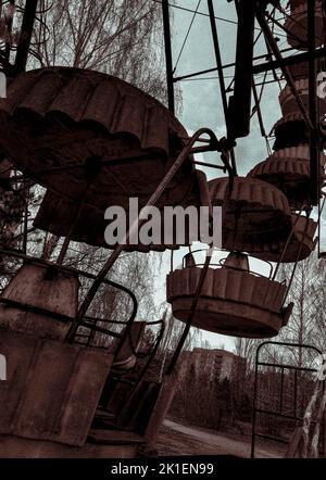 Un cliché vertical des anciens sièges de grande roue abandonnés en Ukraine Banque D'Images